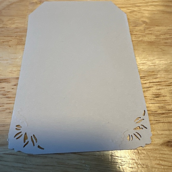 Fiskars 3-in-1 Embossed Scalloped Edge  Corner Paper Punch - Picture 6 of 9